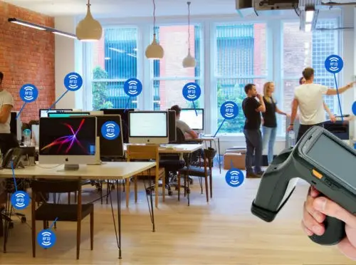 Equipos de oficina identificados a distancia con un lector RFID de mano